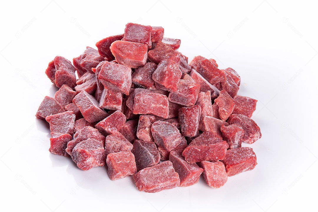 Cubos de carne congelada isolados no fundo branco.