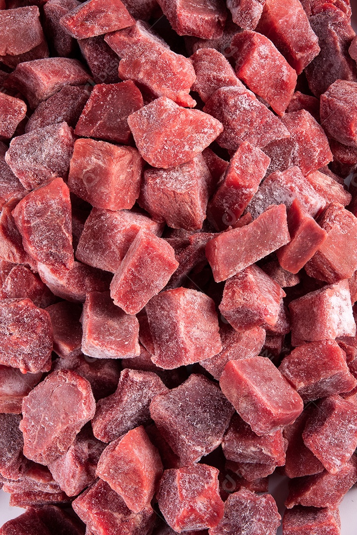 Cubos de carne de porco congelada.