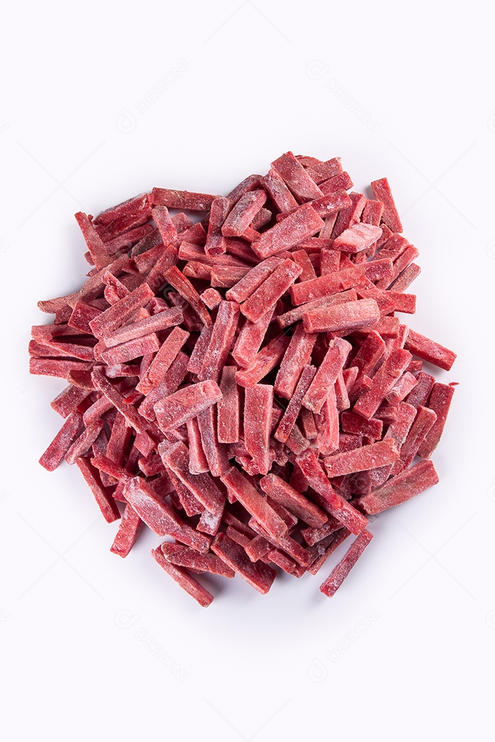 Tiras de carne congelada isoladas no fundo branco.