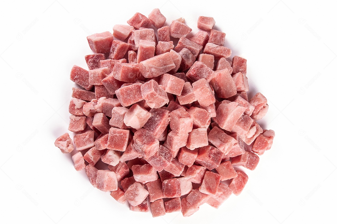 Cubos de carne de porco congelados isolados no fundo branco.