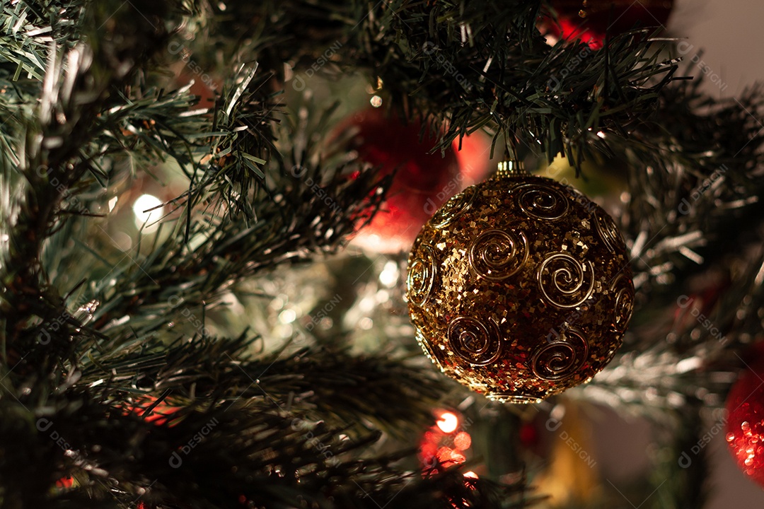 Arvore de Natal festivamente decorada com enfeites vermelhos