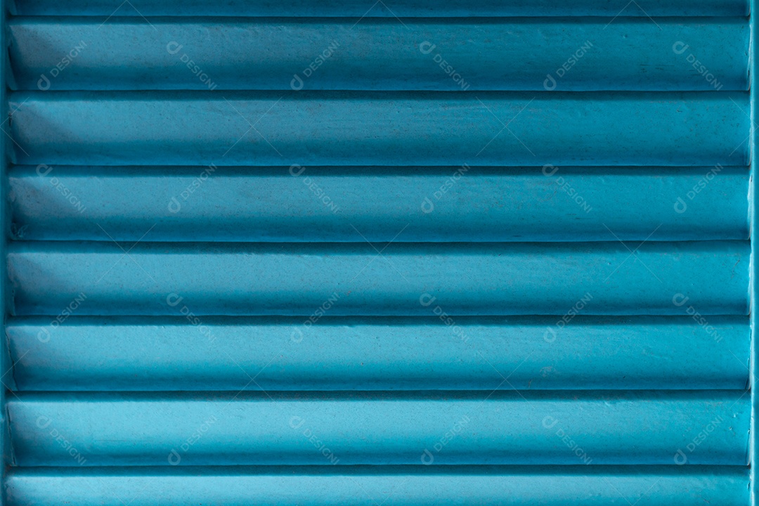 Obturador de janela de madeira pintado azul velho.