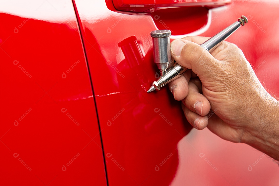 Micro pintura profissional em um automóvel usando um aerógrafo.