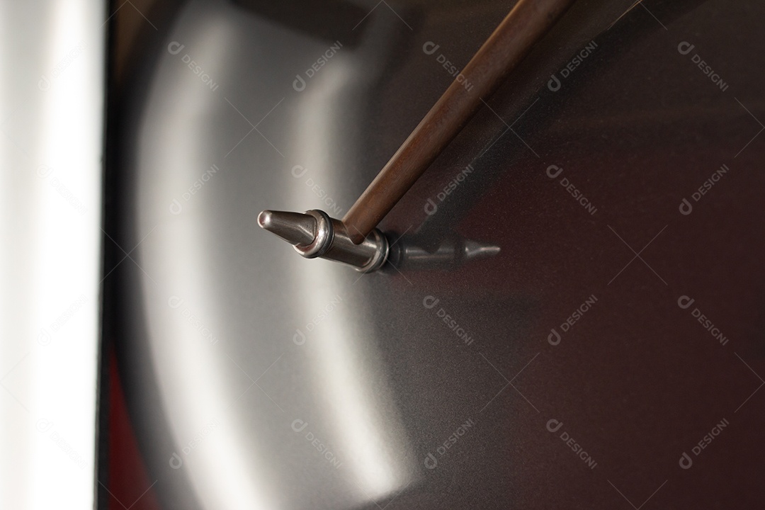 Martelo para reparar amassados ​​na carroceria sem pintura.