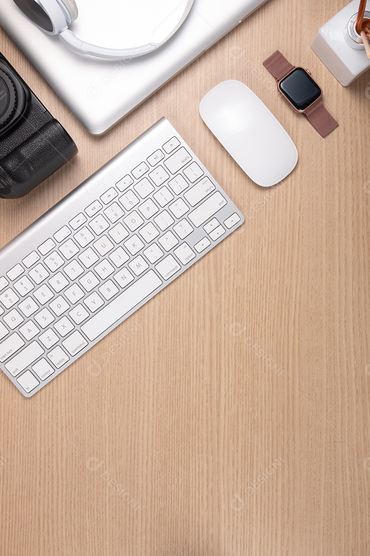 Fundo de mesa de madeira clara com mouse branco sem fio, tecla branca