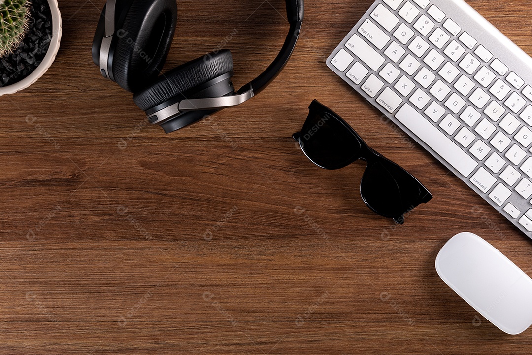 Mesa de mesa de madeira marrom com com mou de computador branco sem fio