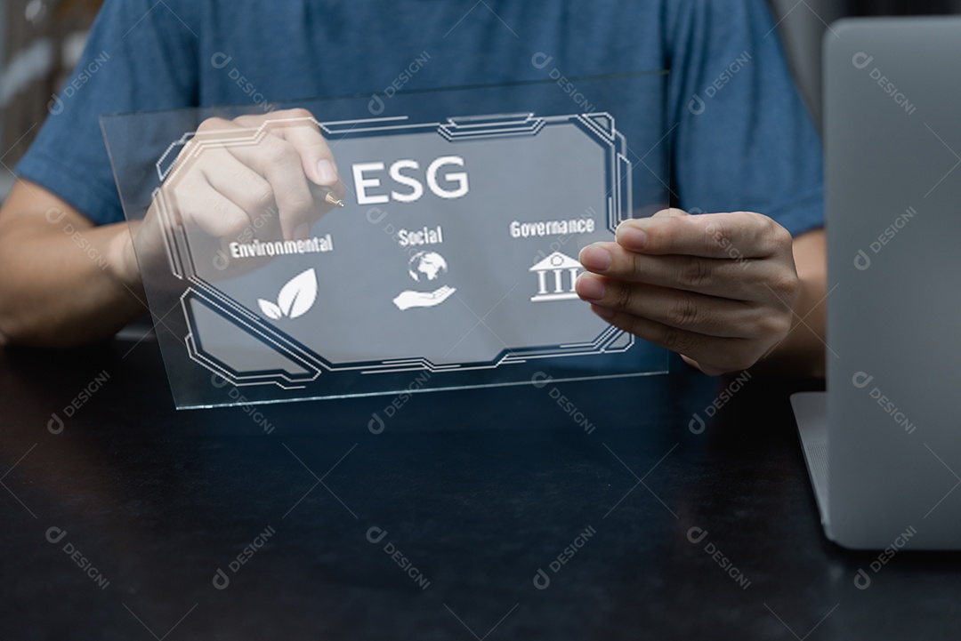 Empresário tocando ícone virtual de tela ESG Ambiental social e governança eco energia sustentável.