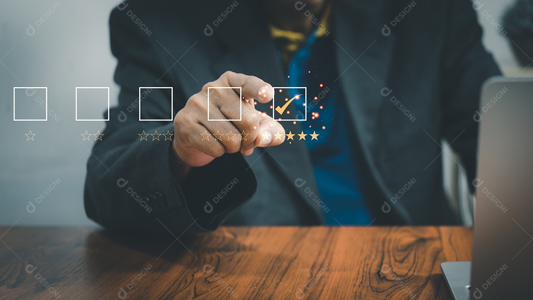 Pessoas de negócios usam pesquisa de laptops e taxa de satisfação dão uma forma de 5 estrelas em uma classificação de satisfação de tela digital virtual. Conceito de pesquisa. Atendimento ao cliente.