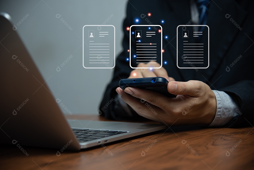 Empresário tocando na tela virtual. Conceito de gerenciamento de documentos ERP de planejamento de recursos empresariais.