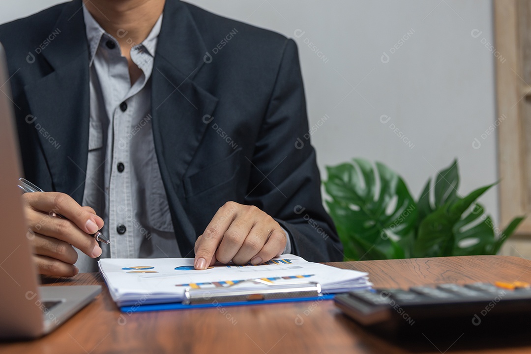 Homem de negócios segurando o gráfico de documento de caneta contabilidade finanças papelada.