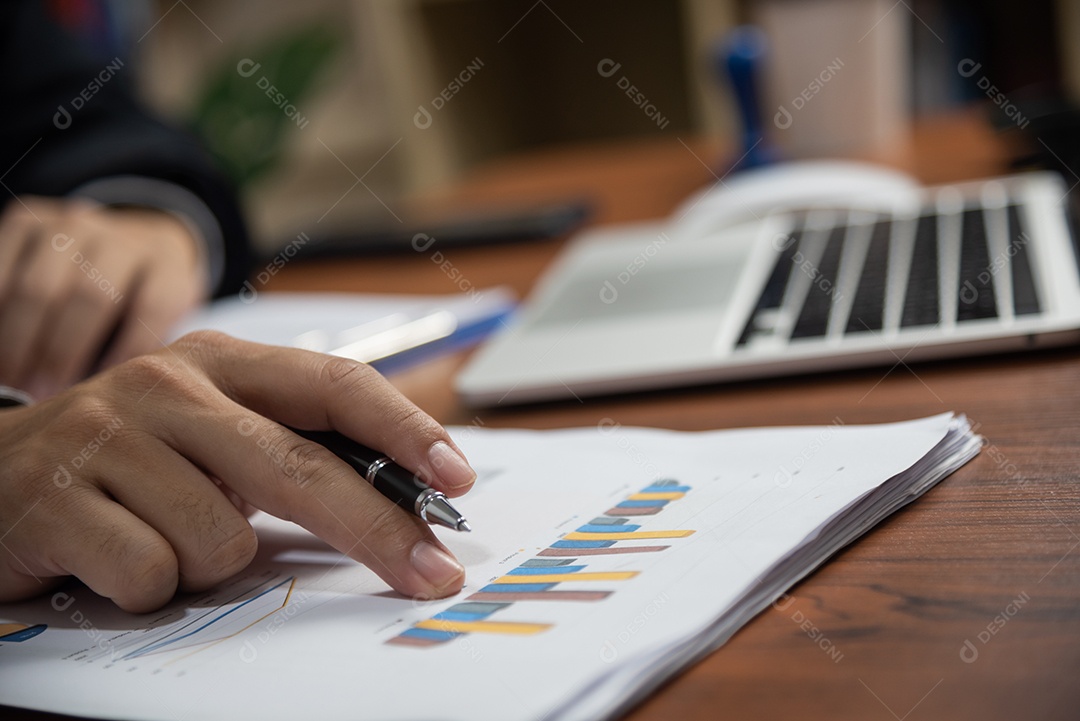 Homem de negócios segurando o gráfico de documento de caneta contabilidade finanças papelada.