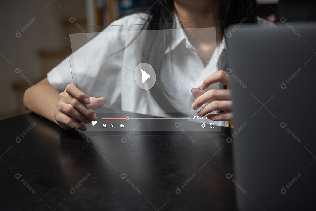 A moça assiste a tela virtual do ciberespaço da rede digital on-line da tecnologia de mídia.