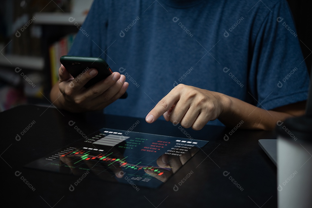 Empresário segurando smartphone e tela virtual gráfico.