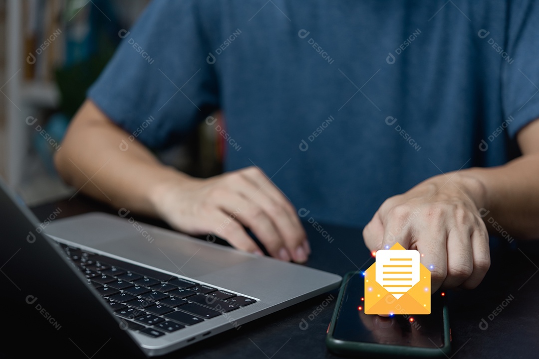 Empresário segurando o smartphone touchscreen de mão e verificando o ícone de e-mail online.