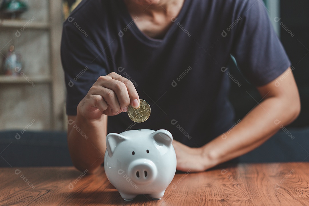 Finanças Economia bancária troca mercado de ações e economia de dinheiro homem segurando moeda colocando conceito de negócio de cofrinho.