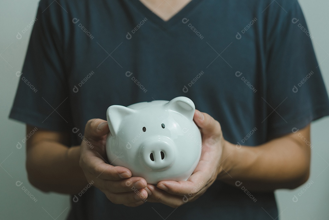 Homem segurando um cofrinho branco disponível.