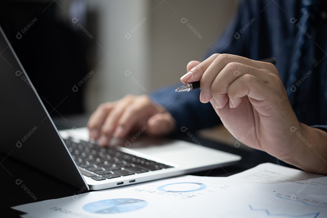 Mão segurando o gráfico do documento da caneta e o relatório do gráfico de investimento financeiro e informações de crescimento.