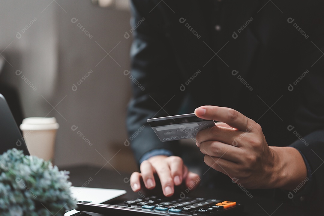 Homem segurando tecnologia de carteira de pagamento com cartão de crédito digital compras on-line finanças de negócios de comércio eletrônico.