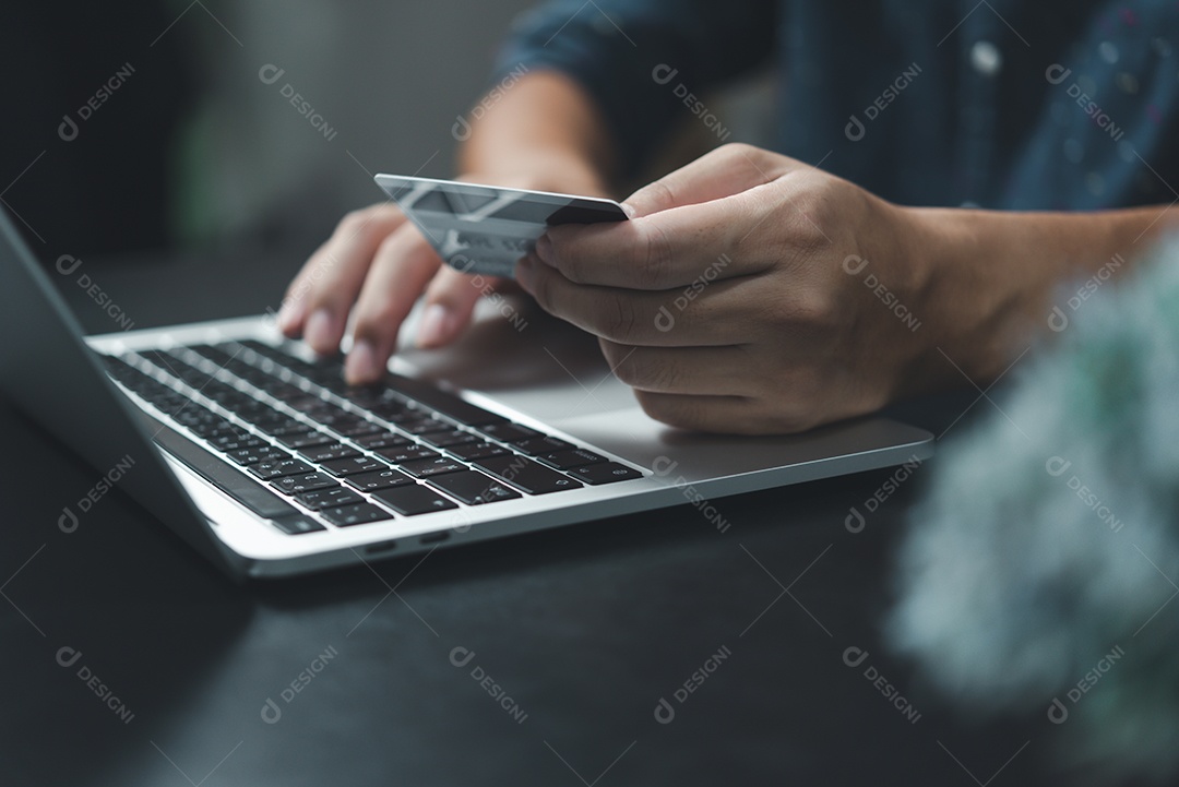 Homem segurando tecnologia de carteira de pagamento com cartão de crédito digital compras on-line finanças de negócios de comércio eletrônico.