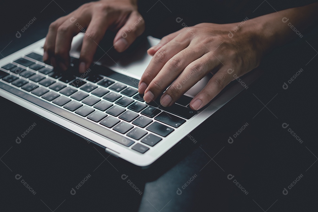 Homem usando computador laptop trabalhando na internet pesquisando mídia social e tecnologia digital de comunicações on-line na mesa.
