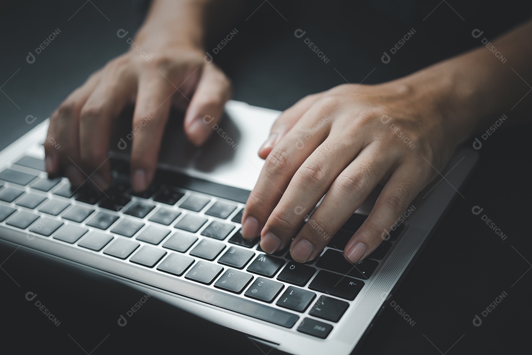 Homem usando computador laptop trabalhando na internet pesquisando mídia social e tecnologia digital de comunicações on-line na mesa.