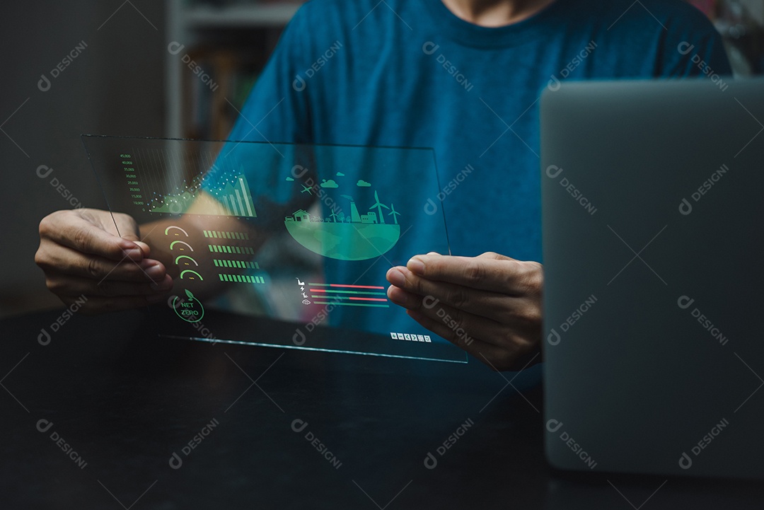 Empresário tocando a tela virtual ícone eco energia sustentável conceito de tecnologia digital de ambiente.