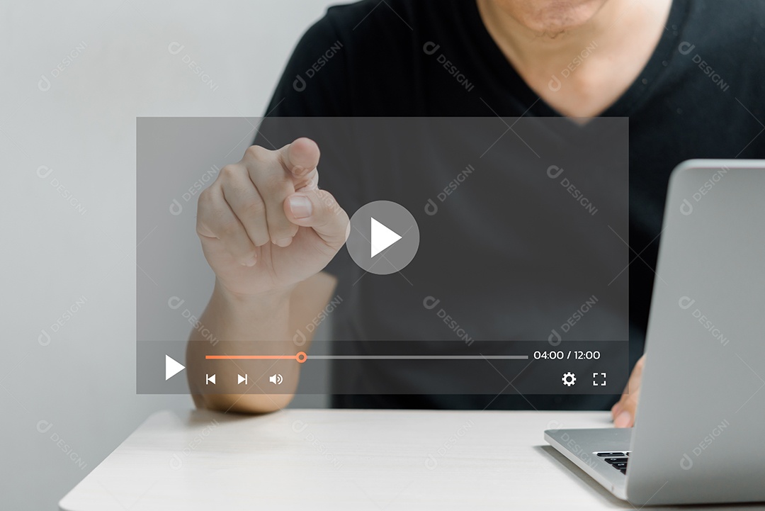 Homem tocando tela virtual streaming de tecnologia de internet de vídeo online digital usando computador.