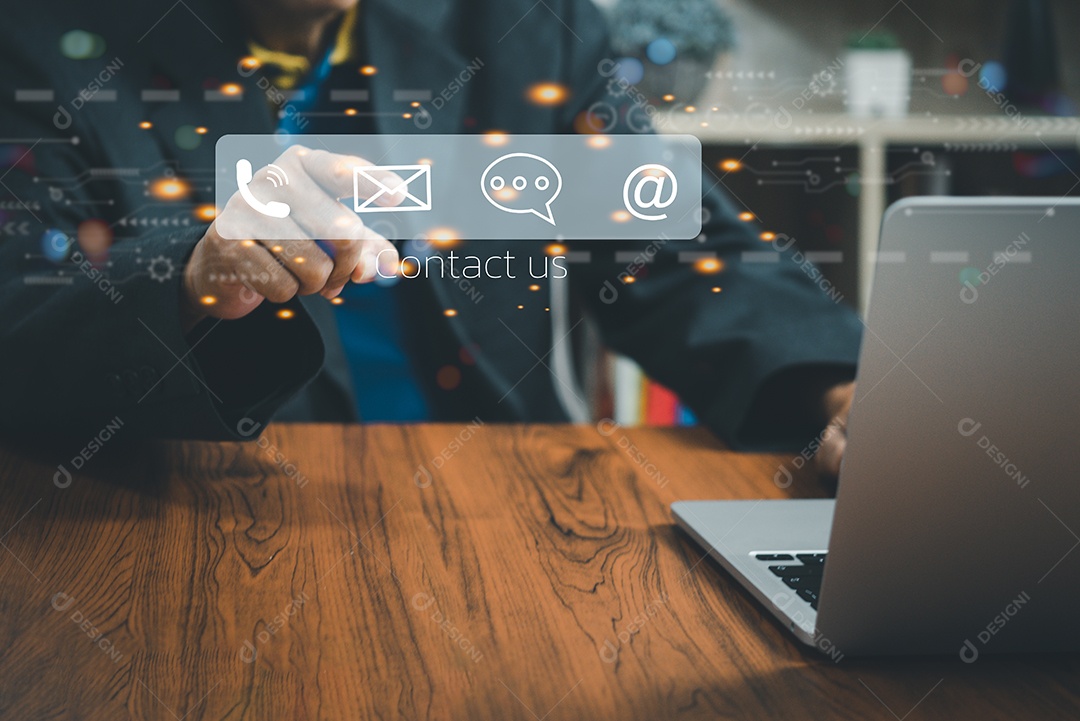 Empresário usando um laptop e tocando entre em contato conosco ou linha direta de suporte ao cliente na tela virtual.