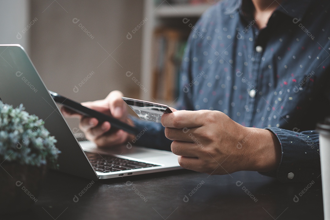 Homem segurando tecnologia de carteira de pagamento com cartão de crédito digital compras on-line finanças de negócios de comércio eletrônico.