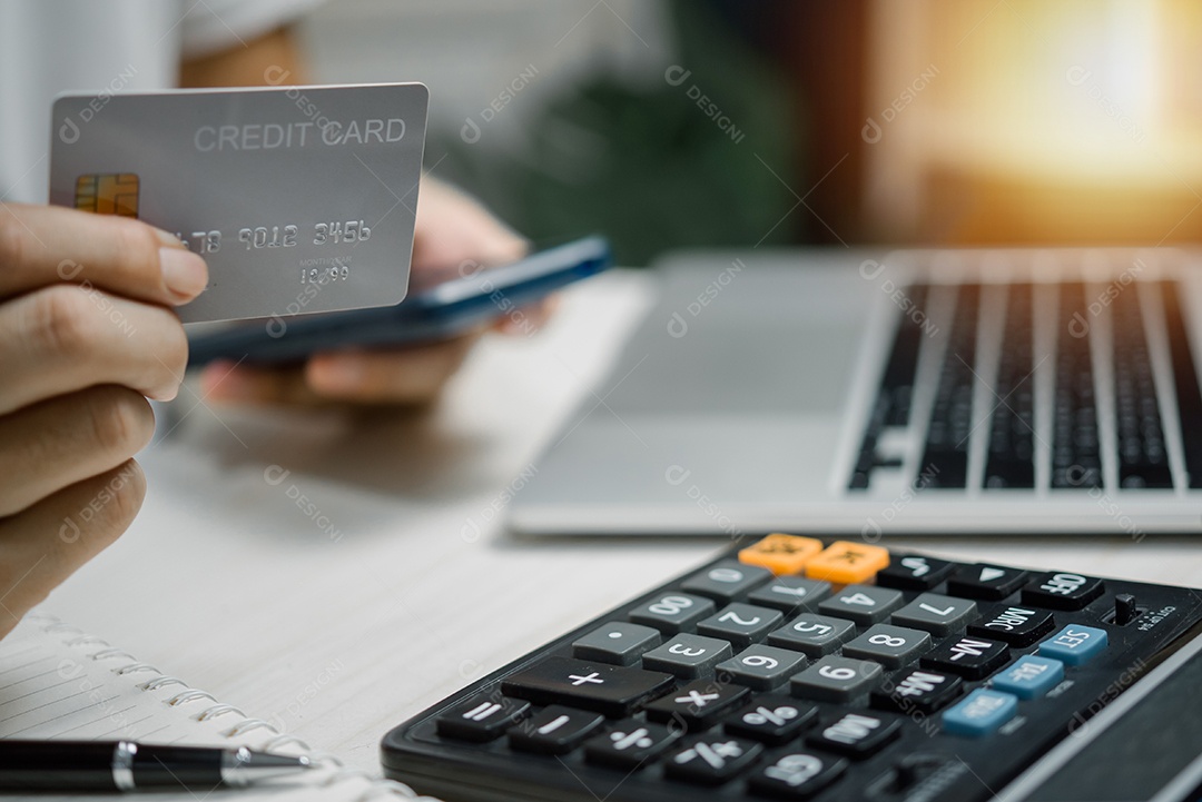 Homem segurando tecnologia de carteira de pagamento com cartão de crédito digital compras on-line finanças de negócios de comércio eletrônico.