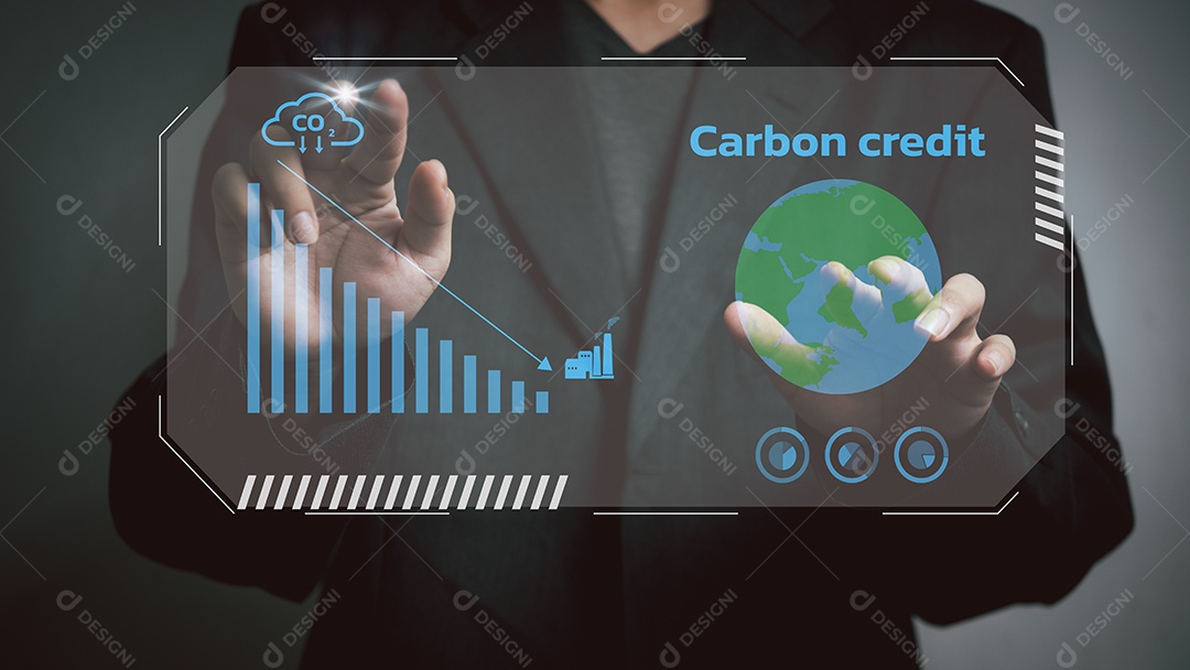 Empresário tocando a tela virtual ícone eco energia sustentável conceito de tecnologia digital de ambiente.