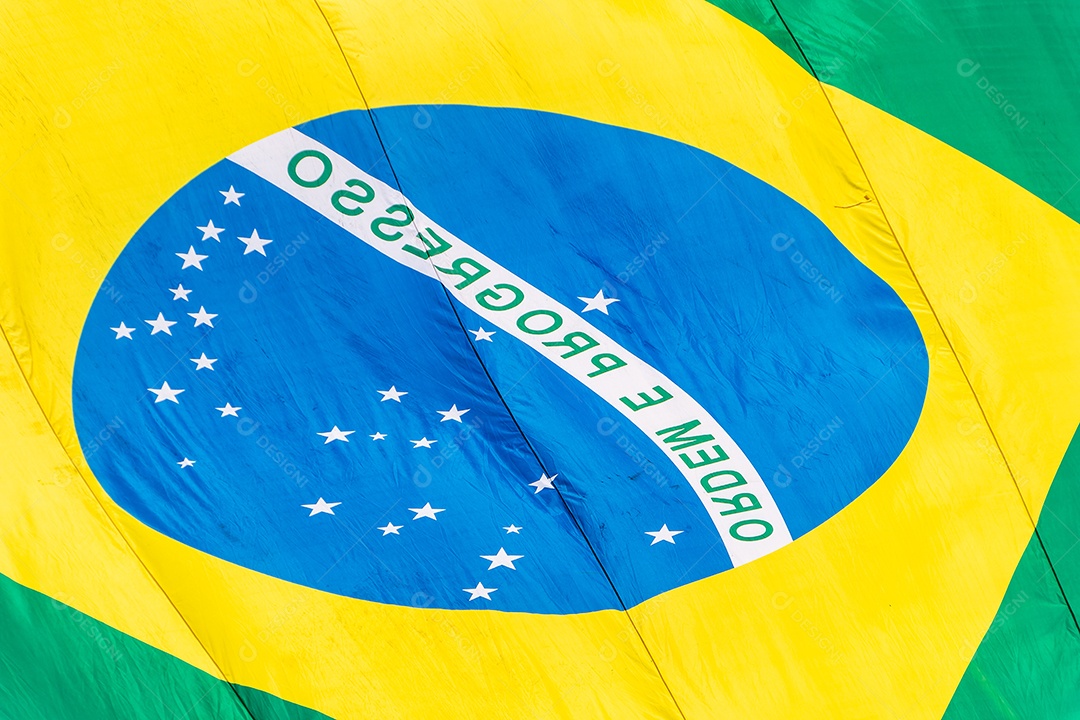 bandeira do brasil ao ar livre em cima de um prédio no Rio de Janeiro Brasil.