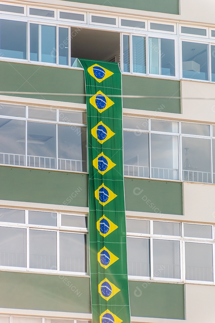 Bandeira brasileira na fachada de um prédio em Copacabana, no Rio de Janeiro Brasil.