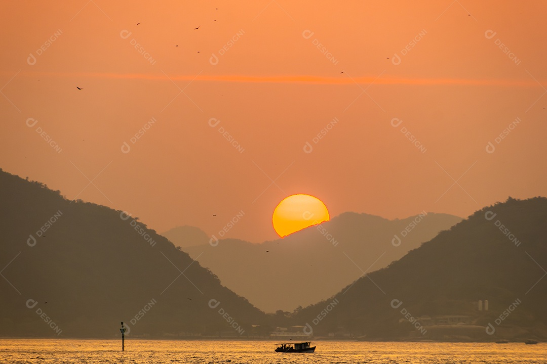 Nascer do sol na praia vermelha da Urca no Rio de Janeiro Brasil.