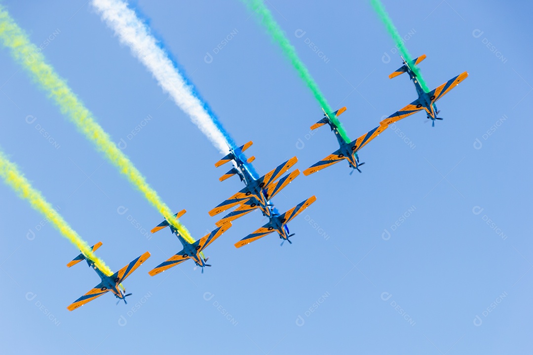 Esquadrão da fumaça se apresentando em Copacabana no Rio de Janeiro, Brasil.