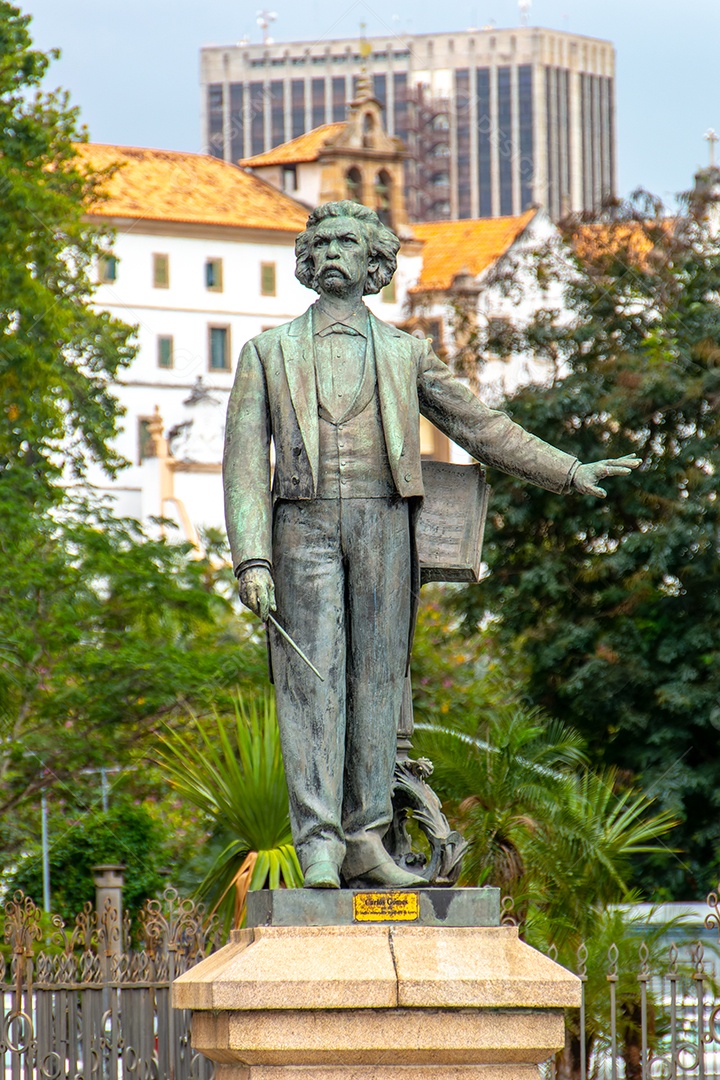 Estátua de Carlos Gomes no centro do Rio de Janeiro, Brasil.