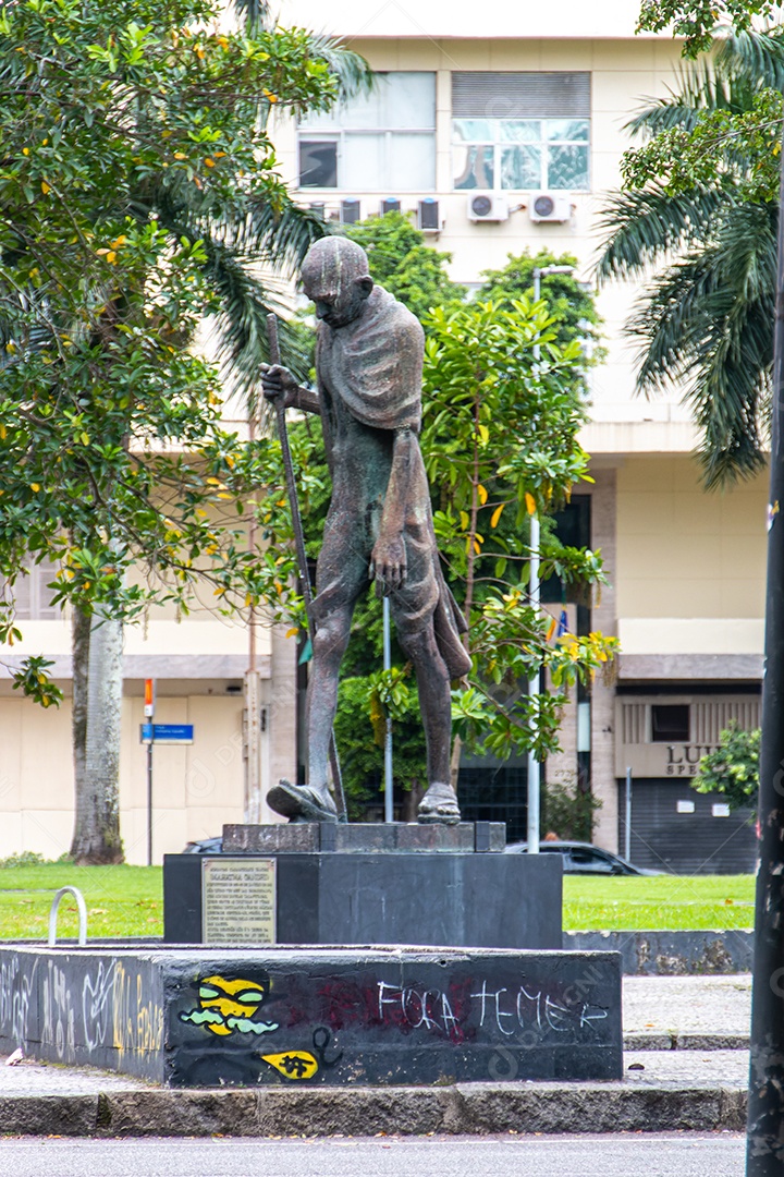 Silhueta da estátua de Mahatma Gandhi no centro do Rio de Janeiro.