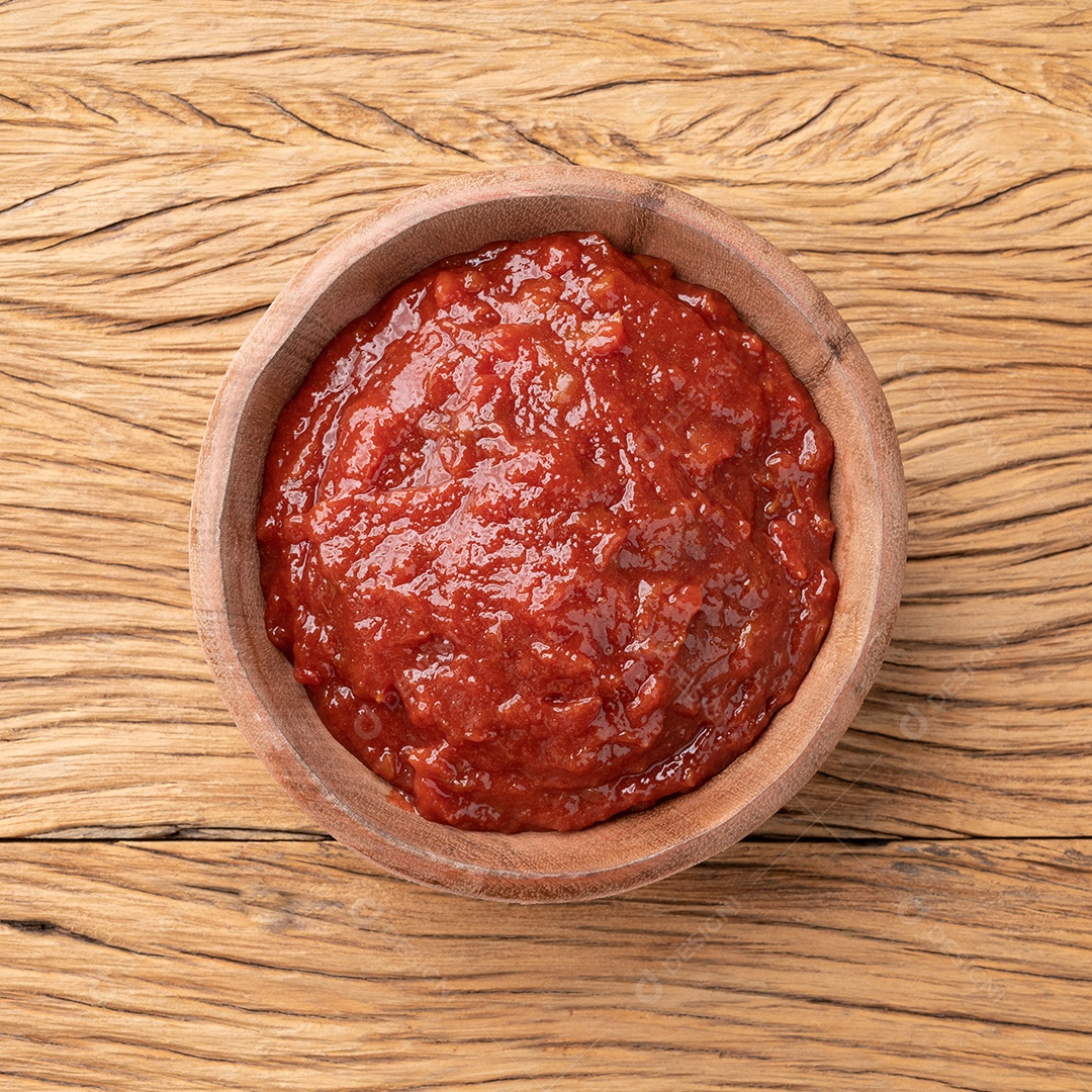 Goiabada, doce de goiaba cremosa brasileira tradicional mesa madeira