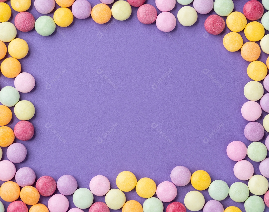Quadro de doces coloridos sobre fundo roxo