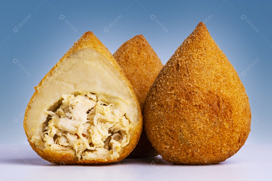 lanches tradicionais brasileiros em um fundo gradiente azul - coxinha.