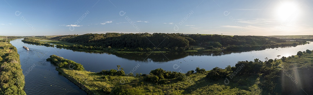 Rebocador barcaça transportando mercadorias na Hidrovia Tietê-Paraná.