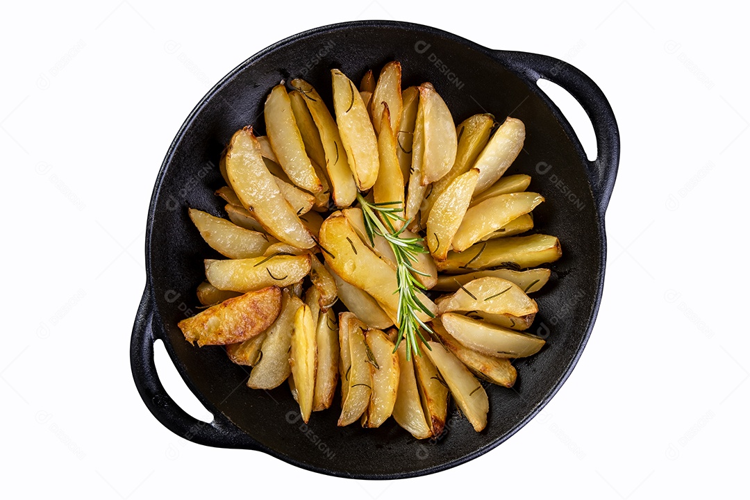 Batatas fritas assadas na frigideira de ferro isoladas no fundo branco.