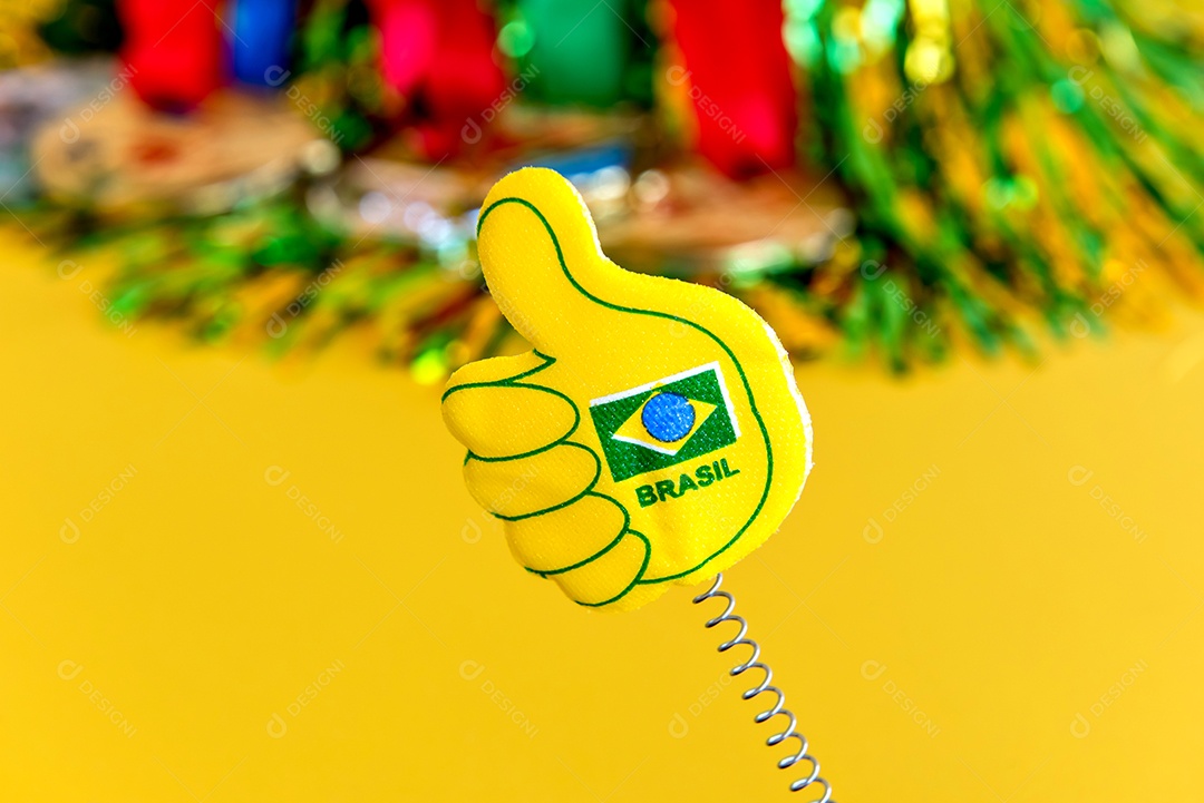 Copa do Mundo, itens da torcida brasileira em fundo amarelo