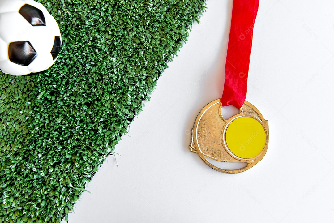 Copa do mundo, bola de futebol e medalha em fundo branco
