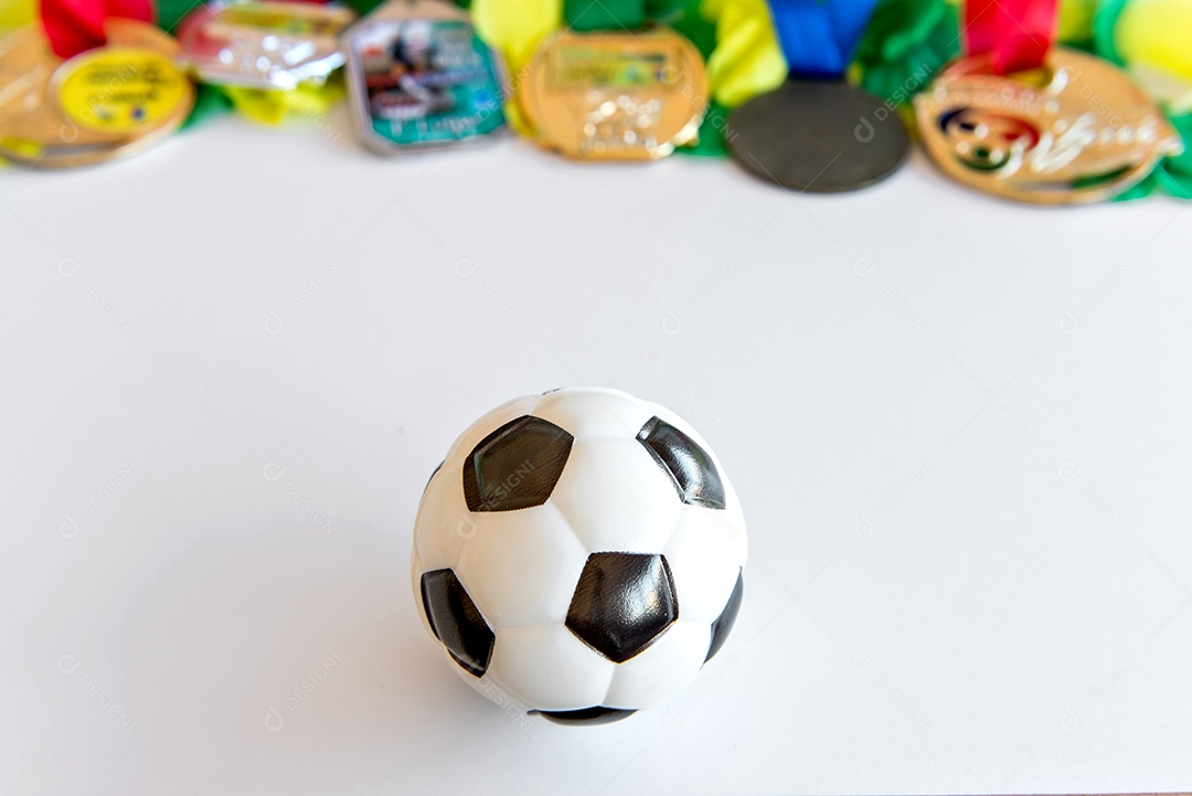 Copa do mundo, bola de futebol e medalhas borradas em fundo branco