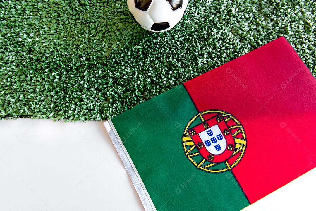 Copa do Mundo, bola de futebol em cima da bandeira de Portugal