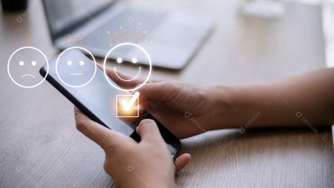 Conceito de avaliação de serviço ao cliente. usando um smartphone é pressionar