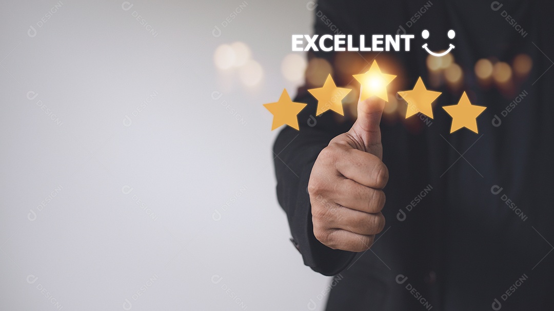 Mão do cliente com ícone de feedback de classificação de cinco estrelas ouro