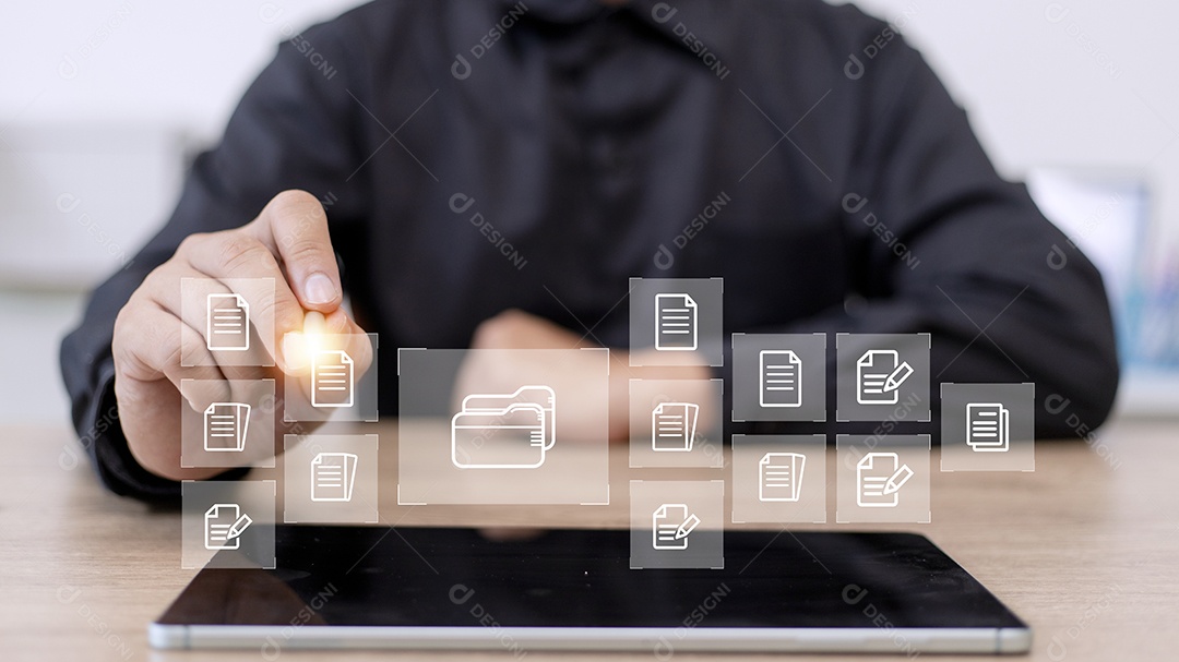 Empresário com Document Management System (DMS) Online Documento