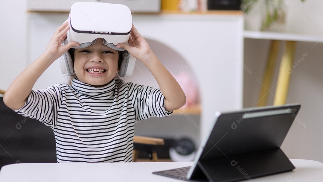 Menina usando óculos VR em casa para aprender o sistema solar